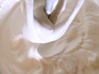 15、甜美草莓巧克力杯,打发奶油