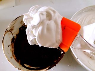 16、甜美草莓巧克力杯,取三分之一奶油加入巧克力酱