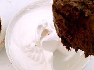 18、甜美草莓巧克力杯,回倒剩下的奶油状搅拌均匀备用