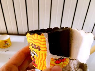 19、甜美草莓巧克力杯,纸杯模撕一个小口