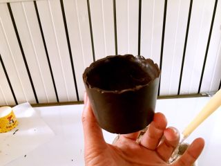 20、甜美草莓巧克力杯,慢慢撕下形成巧克力杯