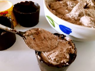 21、甜美草莓巧克力杯,将奶油巧克力糊装入巧克力杯