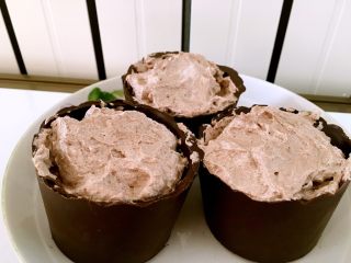 22、甜美草莓巧克力杯,移入冰箱冷藏2小时