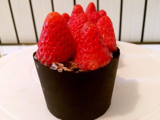 23、甜美草莓巧克力杯,取出摆上喜欢的水果装饰，我用的草莓