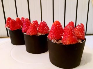 24、甜美草莓巧克力杯,依次装好，四个杯子只剩三个，另一个已经进入某小孩的肚子里