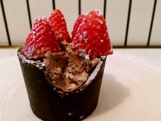 27、甜美草莓巧克力杯,吃一口，鲜，甜，香，苦，整个口味非常有层次感……吃起来吧！