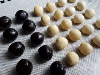 5、中式点心~玫瑰酥,把枣泥馅也分为十份。