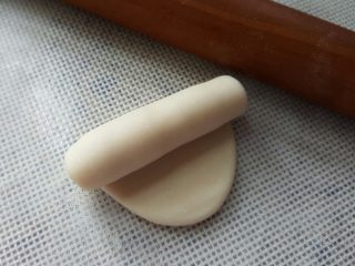 9、中式点心~玫瑰酥,十份全部卷好后松弛十分钟。