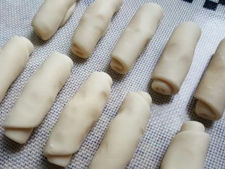 10、中式点心~玫瑰酥,取一份面团擀成长，从上而下卷起。