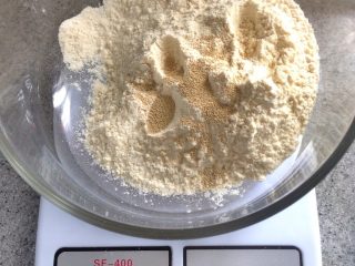 1、松饼,面粉120g 酵母1g