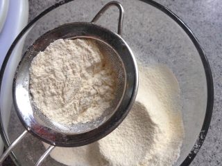 2、松饼,称好重量后过嗮