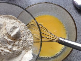 4、松饼,面粉倒入蛋液中