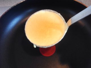 6、松饼,找一个适当大小的勺子 将面粉糊倒在平底锅里 盖上锅盖小火闷两分钟