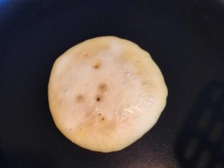7、松饼,看到上面一层有些发泡就可以翻面了 反面后待一两分钟就可以起锅