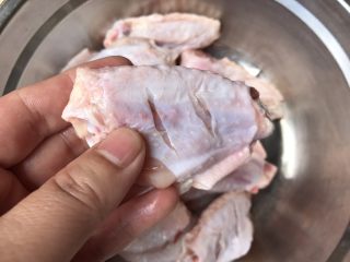 2、三杯鸡中翅～超简易快手美味版,另一面同样切法，这样容易入味才会好吃