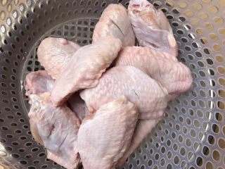 3、三杯鸡中翅～超简易快手美味版,切完沥干水，有厨房纸的可以用厨房纸擦干鸡翅表面水分