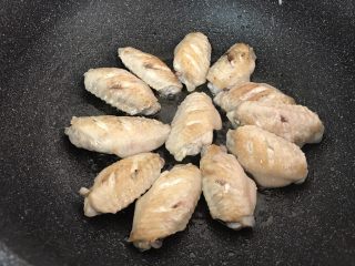7、三杯鸡中翅～超简易快手美味版,直到两面煎到微黄