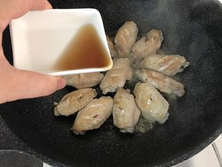 8、三杯鸡中翅～超简易快手美味版,先倒入一碟料酒
