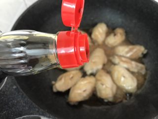 11、三杯鸡中翅～超简易快手美味版,最后加入半茶匙酱汁上色，无需太多哟，否则就抢味了