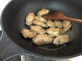 12、三杯鸡中翅～超简易快手美味版,翻拌几下至均匀上色