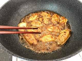 14、三杯鸡中翅～超简易快手美味版,翻面，均匀上色入味，再盖起煮