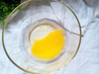 2、菠菜蒸糕,鸡蛋嗑开(请忽略被我不小心弄破的蛋黄)哈哈