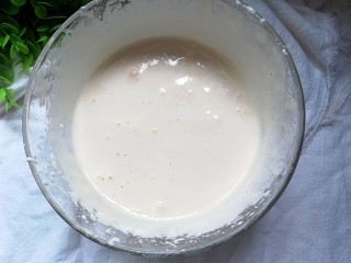 3、菠菜蒸糕,鸡蛋全蛋打发,分3次加入细砂糖,打发至颜色发白,用打蛋器打有阻力就可以了(或者用打蛋器提起写8字不消失)