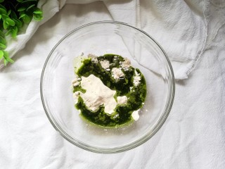4、菠菜蒸糕,面粉里加入菠菜汁
