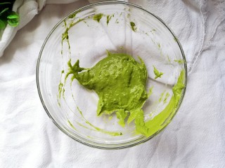 5、菠菜蒸糕,将菠菜汁和面粉混合搅拌均匀至无颗粒