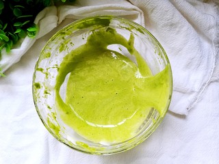 7、菠菜蒸糕,这是切拌好的面糊,特别美腻