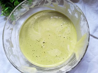 9、菠菜蒸糕,还是用切拌的方式拌匀,边切拌,边转动盆