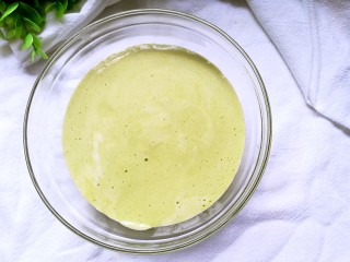 10、菠菜蒸糕,取一个干净的容器,底下铺上硅油纸,方便脱模(或是用刷油的方式代替硅油纸)将面糊倒入容器里,用力的震几下,震出大气泡