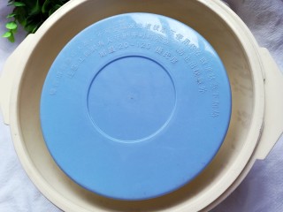 11、菠菜蒸糕,盖上盖子,水开转中小火入锅蒸20分钟即可