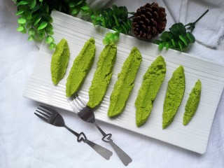 13、菠菜蒸糕,我把它切成条块状了,方便宝宝手抓