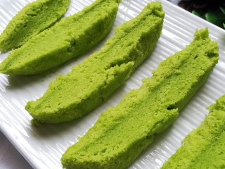 15、菠菜蒸糕,用同样的量的火龙果汁也一样能做出美美的蒸糕哦