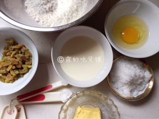 1、淡奶油葡萄干司康,食材。