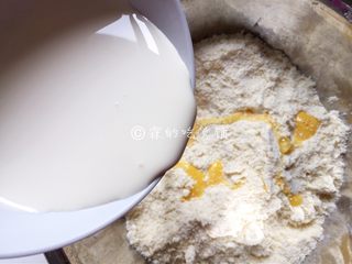 9、淡奶油葡萄干司康,再倒入淡奶油。