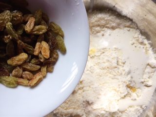 10、淡奶油葡萄干司康,最后放入葡萄干。