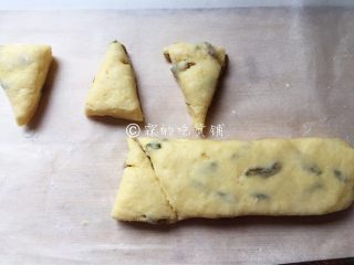 12、淡奶油葡萄干司康,搓成长条状，斜切成三角状，也可以做成圆形或别的形状（建议放在油纸上操作，待会只要直接油纸移入烤盘就可以了。）
