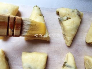 13、淡奶油葡萄干司康,最后在表面刷一层全蛋液，烤箱预热后，180度，15分钟左右（具体时间、温度请根据自家烤箱灵活设定。）
