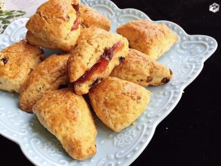 14、淡奶油葡萄干司康,空口吃，酥松不甜腻，也可以搭配果酱或花生酱一起食用。