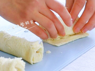 5、海鲜吐司卷,卷起来。馅有点多卷1圈，馅少可以卷2圈。