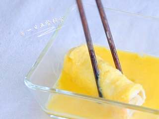 6、海鲜吐司卷,鸡蛋打散，吐司在蛋液中滚一圈。