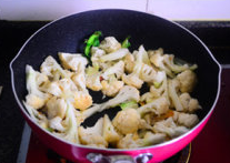 4、干锅菜花,把菜花放入爆炒。