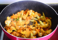 7、干锅菜花,最后调入盐和糖即可。