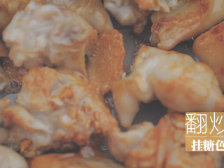 4、黄豆炖猪蹄「厨娘物语」,锅内倒入10ml食用油，放入30g冰糖炒至焦糖色，倒入猪蹄翻炒挂上糖色。