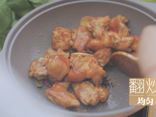 7、黄豆炖猪蹄「厨娘物语」,放入4个八角、4片香叶、4个干辣椒、3片桂皮、2片姜炒香。