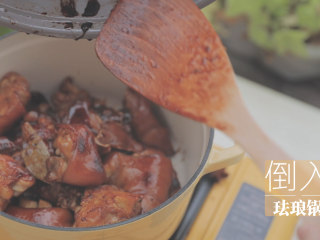 9、黄豆炖猪蹄「厨娘物语」,倒入20ml生抽、5ml老抽翻炒均匀后，将炒好的猪蹄倒入珐琅锅。（珐琅锅整体厚重，密封性、保温性好，所以产生的蒸汽可以很好的在锅内锁住循环，可以相当于半个高压锅，煮出来的食物也更加入味）