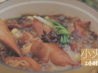 10、黄豆炖猪蹄「厨娘物语」,放入泡好的100g黄豆、1L热水、1个葱结，大火煮开后转小火煮1-2小时至软糯。（期间翻动一下以防粘锅，如果水少的话可以添加一些热水进去）