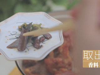 12、黄豆炖猪蹄「厨娘物语」,煮好后取出葱结和香料。